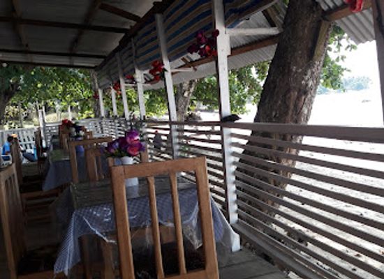 cameroon/kribi-beach/bar/pieds-dans-l-eau