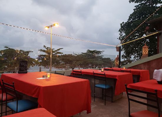gabon/pikounda-gorilla-camp/bar/the-lantern