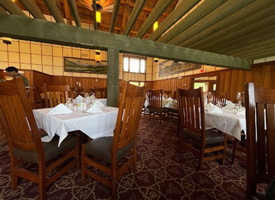 montana/glacier-national-park/bar/swiss-lounge