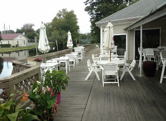 delaware/trap-pond-state-park/bar/abbott-s-on-broad-creek