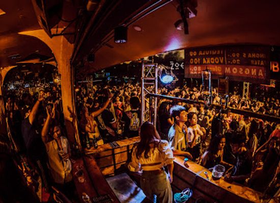 thailand/golden-triangle/bar/zoe-in-yellow