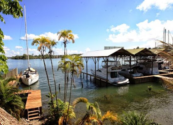 guatemala/rio-dulce/bar/mar-marine-yacht-club