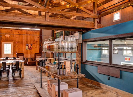 maine/york-county/bar/wiggly-bridge-distillery