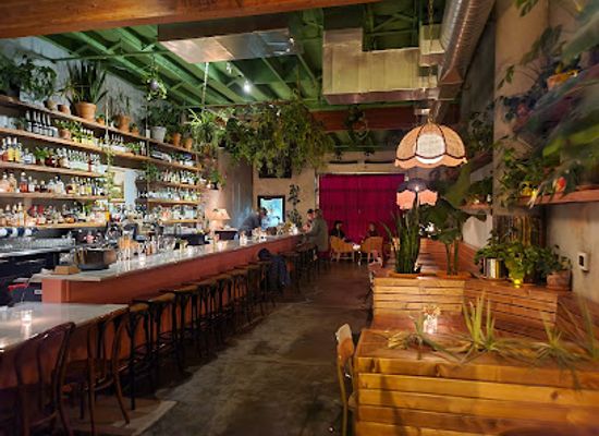 oregon/cascade-lakes-scenic-byway/bar/the-flamingo-room