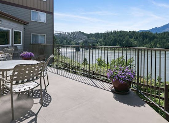 oregon/cascade-range/bar/best-western-plus-columbia-river-inn