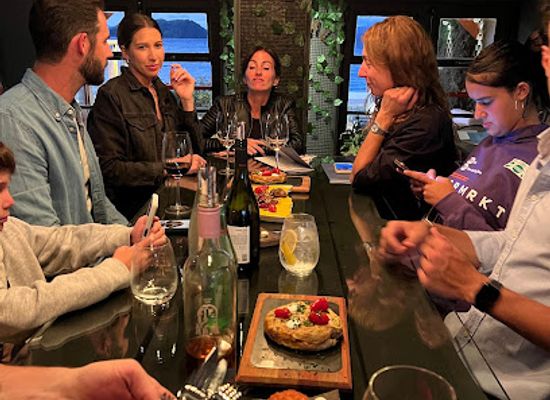 argentina/patagonia/bar/bacanal-lake-wine-bar
