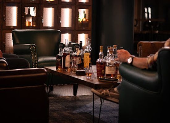 canada/kootenays/bar/man-and-oak