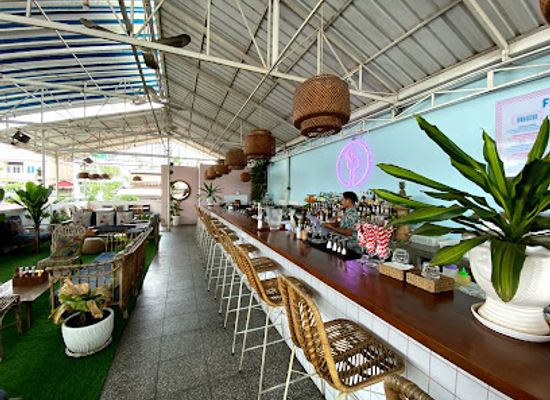 cambodia/phnom-penh/toul-tom-poung/bar/sundown-social-club