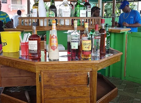 saint-lucia/anse-la-raye-quarter/bar/glamity-s-bar