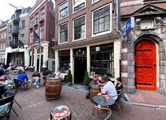 netherlands/north-holland/bar/three-little-bottles
