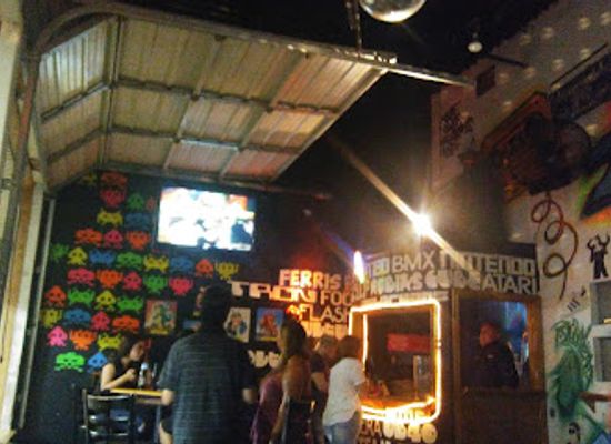 texas/mcallen/bar/deloreans-80s-bar