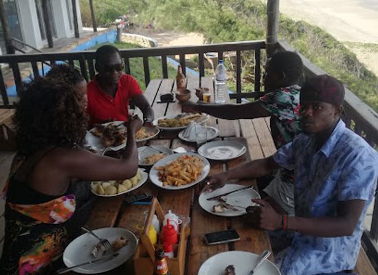 mozambique/tofo-beach/bar/sombras-bar