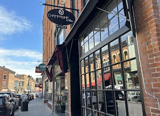 illinois/galena-historic-district/bar/champagne-on-main