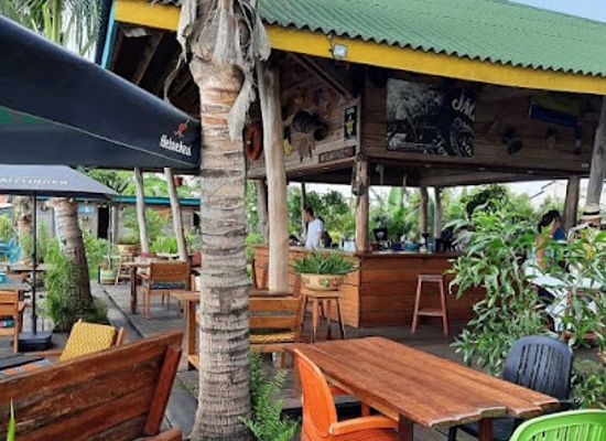 gabon/pikounda-gorilla-camp/bar/marina-social-beach