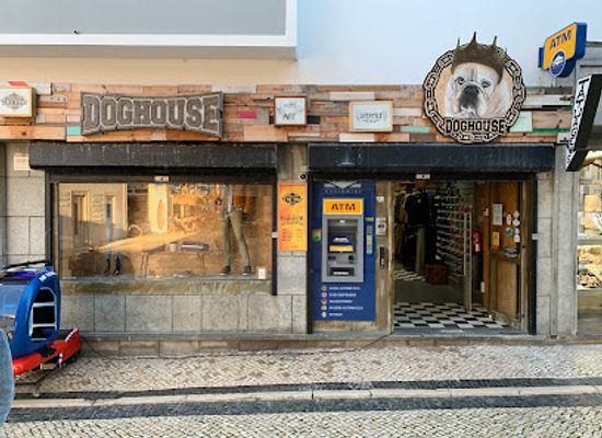 portugal/ericeira/bar/bar-doghouse-social-club