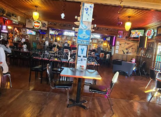 illinois/driftless-area/bar/decamp-station