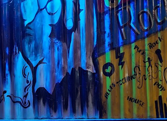 india/manali/old-manali/bar/let-s-rock-cafe