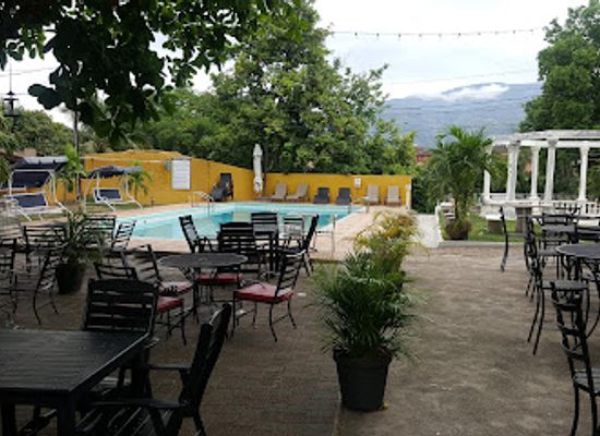 jamaica/manchester-plateau/bar/the-pub-bar-and-grill