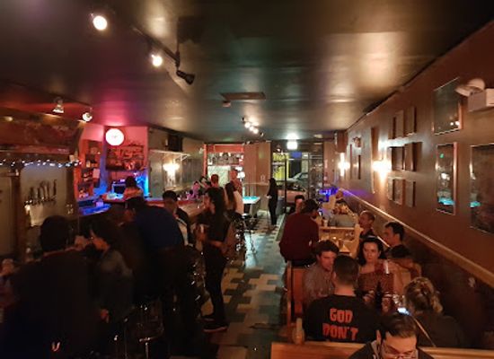 illinois/northeastern-illinois/bar/cole-s-bar