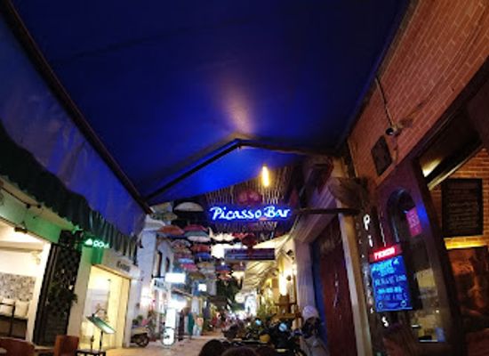 cambodia/siem-reap/old-market-area/bar/picasso-bar