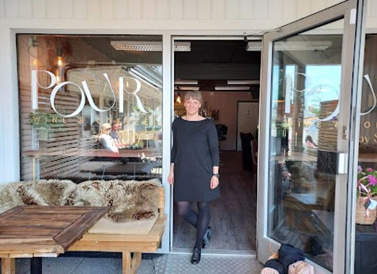norway/vestfold/bar/pour