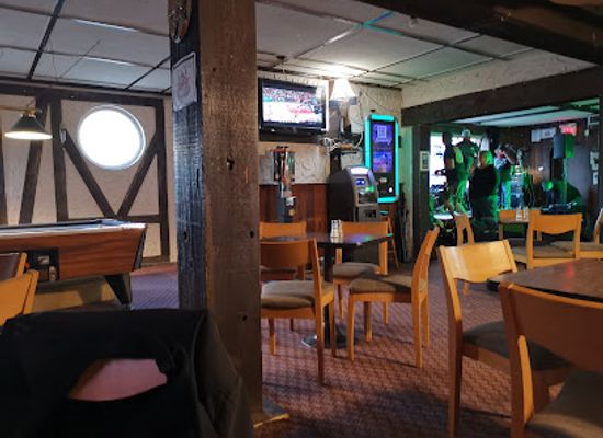 canada/niagara-peninsula/bar/maple-leaf-tavern