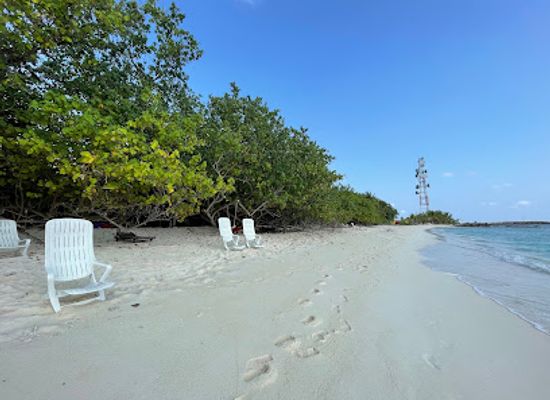 maldives/ukulhas/bar/bikini-beach