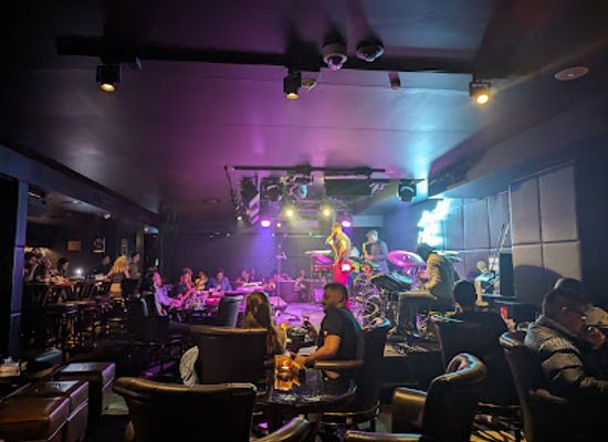 united-arab-emirates/al-hajar-al-gharbi-mountains/bar/q-s-bar-and-lounge