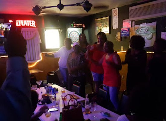 illinois/cahokia-mounds-state-historic-site/bar/joe-man-s-chicken-shack