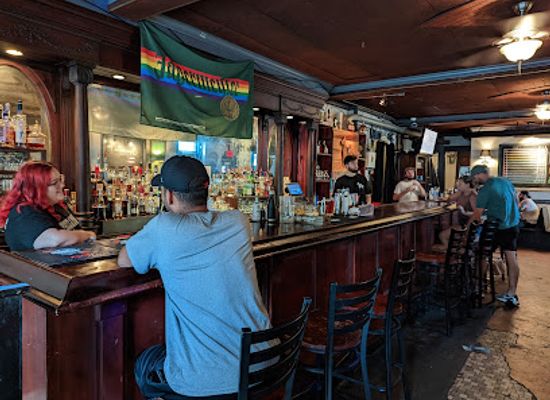 kentucky/knobs-region/bar/four-pegs-smokehouse-and-bar