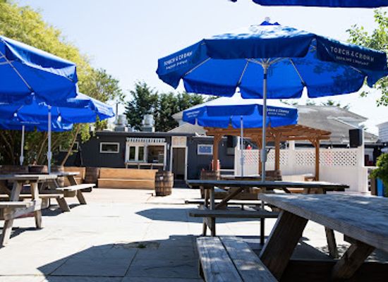 new-york/new-york-metropolitan-area/bar/torch-crown-beer-garden-montauk
