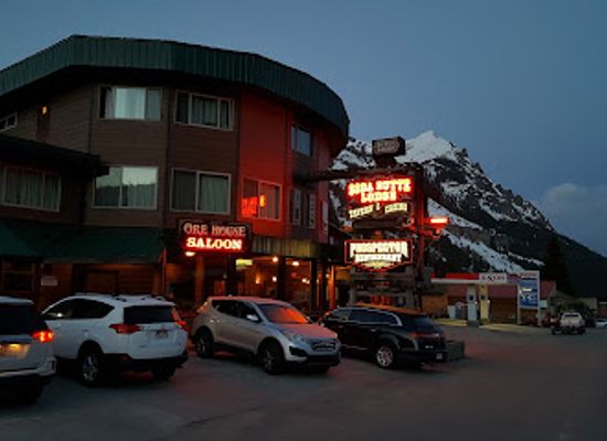 montana/beartooth-highway/bar/soda-butte-lodge