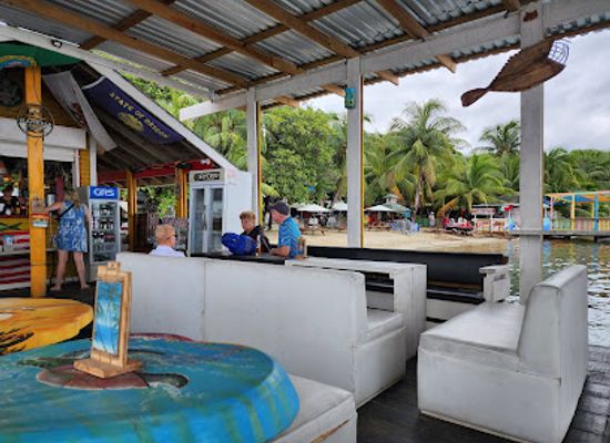 honduras/bay-islands/bar/eddy-s-on-the-beach