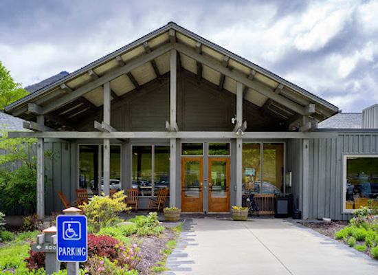 virginia/blue-ridge-parkway/bar/peaks-of-otter-lodge