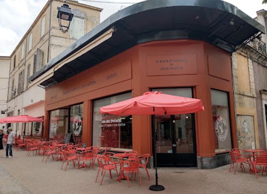 france/camargue/bar/le-buste-et-l-oreille-bar-a-vin-et-librairie