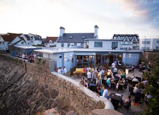 jersey/la-rocque-harbour/bar/white-horse-pub-dining