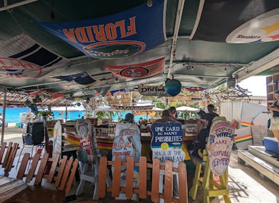sint-maarten/lowlands/bar/driftwood-boat-bar