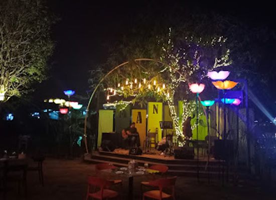myanmar-burma/naypyidaw/bar/colourful-bar-restaurant