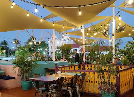 guatemala/peten/bar/rooftop-bar-at-hotel-isla-de-flores