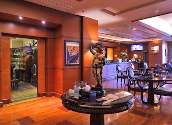 indonesia/central-java/bar/churchill-wine-cigar-bar