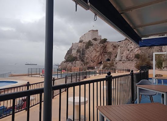 gibraltar/camp-bay/bar/the-dolphin-restaurant