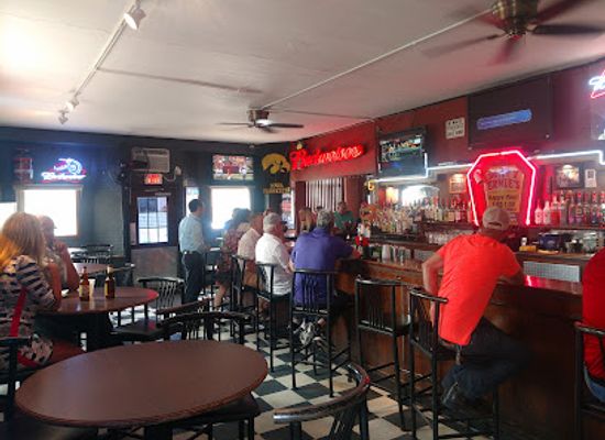 iowa/tallgrass-prairie/bar/dirty-ernie-s