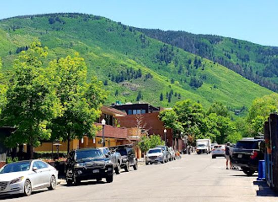 colorado/maroon-bells-snowmass-wilderness/bar/white-house-tavern