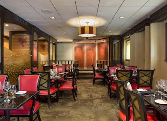 kansas/kansas-city/country-club-plaza/bar/chaz-on-the-plaza