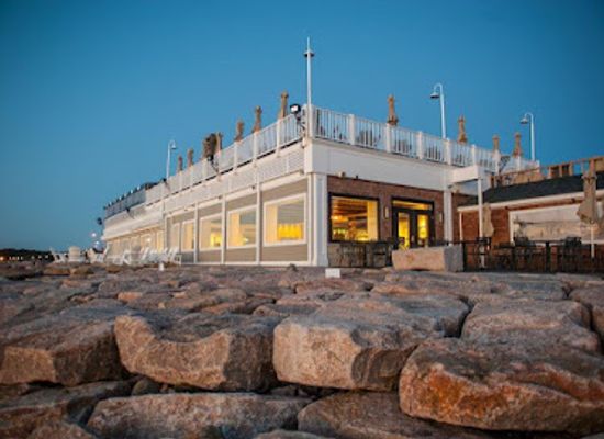 rhode-island/narragansett-beach/bar/the-coast-guard-house-restaurant