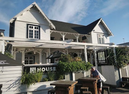new-zealand/waikato/bar/house-on-hood