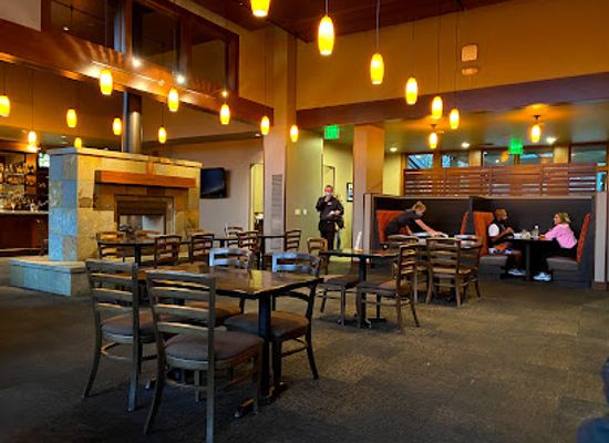 oregon/painted-hills/bar/black-butte-ranch-robert-s-pub-now-open-for-lunch-and-dinner