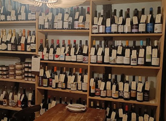 france/alsace-wine-route/bar/l-un-des-sens-assiettes-gourmandes-et-canons-a-partager-au-bar-a-vin-intimiste-du-vieux-colmar