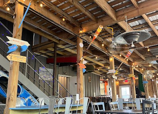 arkansas/ouachita-national-forest/bar/wrecked-canoe-bistro-patio