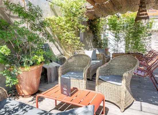 france/avignon/rocher-des-doms/bar/le-central-bar